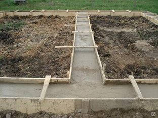 Заливка и утрамбовка бетона для строительства фундамента в Таганроге