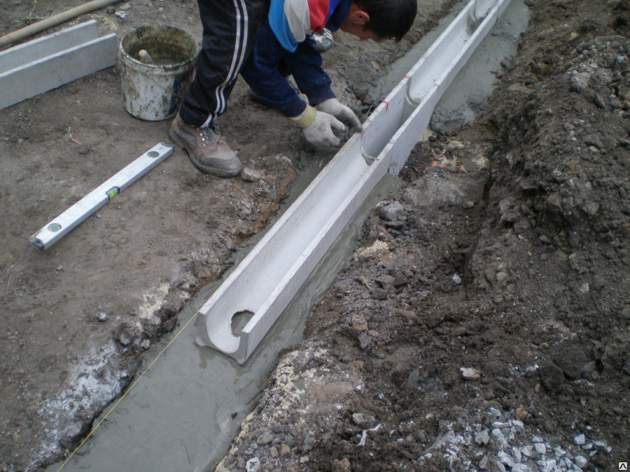 Пластиковый vs бетонный: выбираем водоотводный лоток для дачи