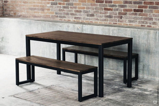 Мебель в стиле лофт: деревянные стол и две лавки. В основе комплекта — прочный металл. #1