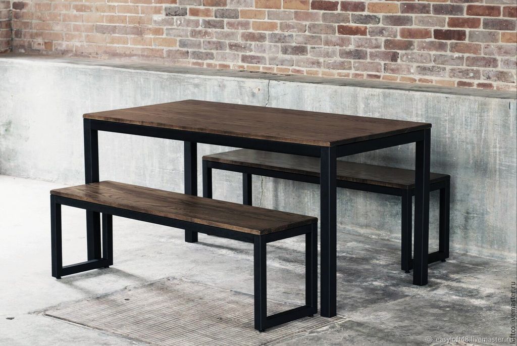 Мебель в стиле лофт: деревянные стол и две лавки. В основе комплекта — прочный металл. 1