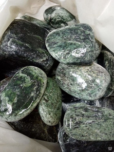 Камень в упаковки разного размера. Фракция 30-70 мм или 70-150мм. Упаковки весом по 20 кг 