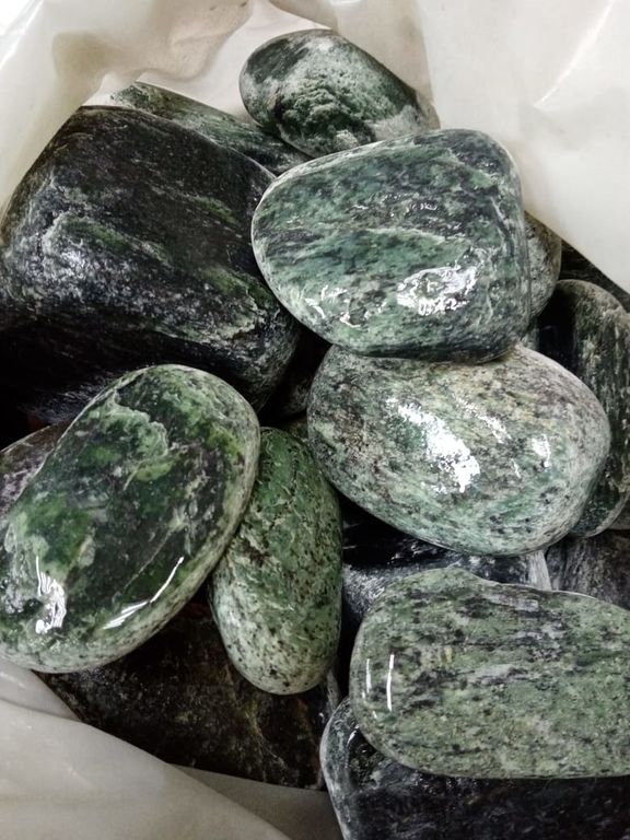 Камень Нефрит природный банный . Обработанный, галтованый. Упаковками по 20 кг