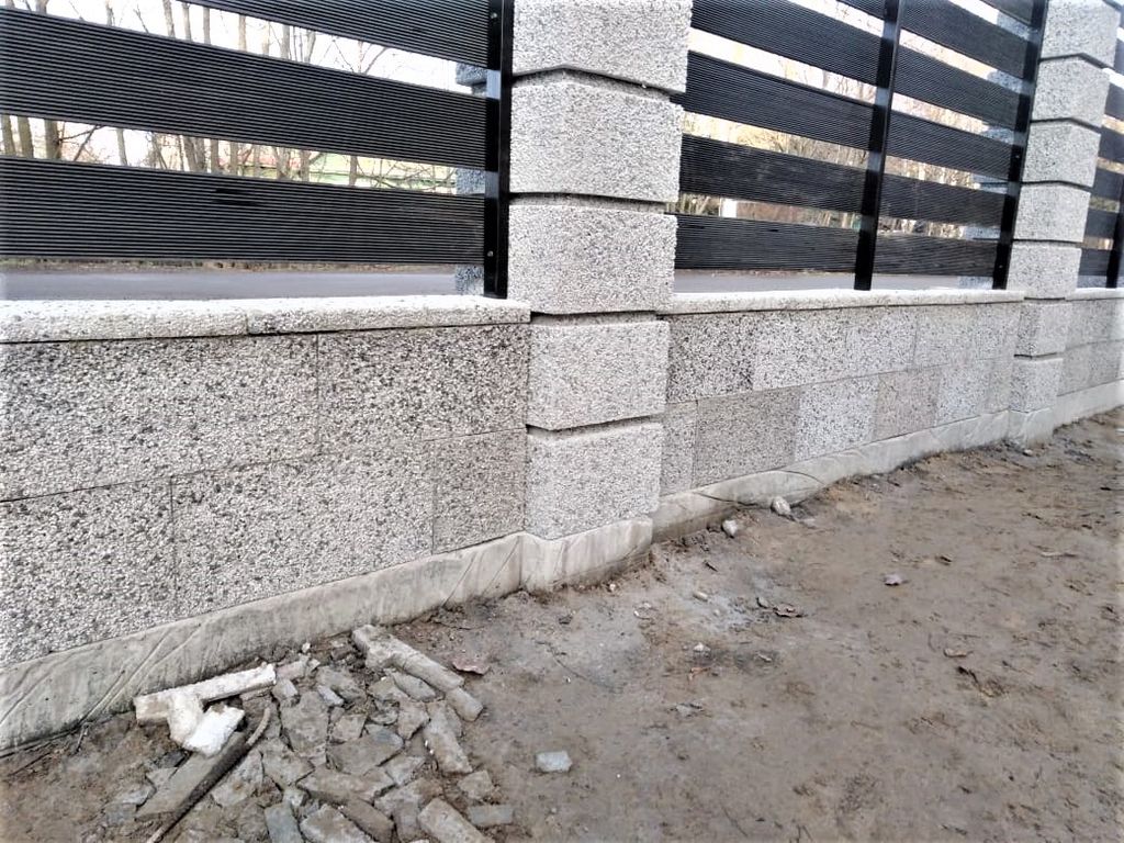 Технология устройства забора при помощи колотых бетонных блоков