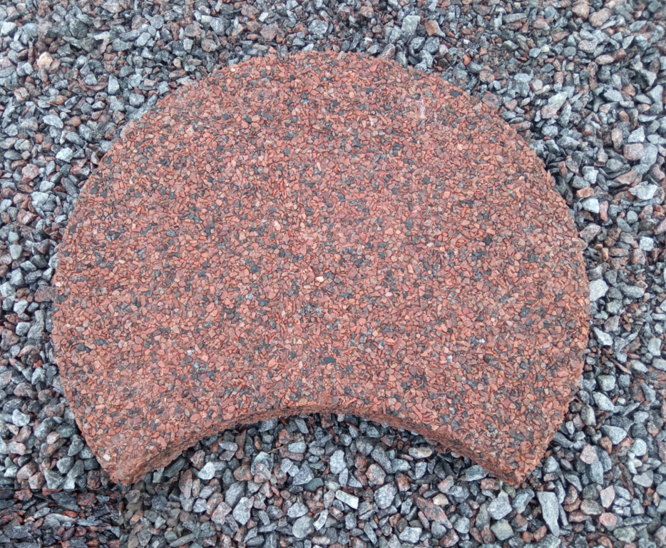 Тротуарная плитка для садовых дорожек Круглая из натурального камня Гранит красный, диаметр плитки 60 см, толщина 57мм.
